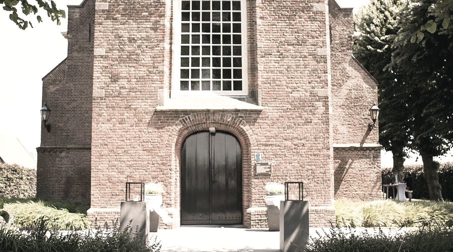 The arched wooden front door of Het Dikke Torentje